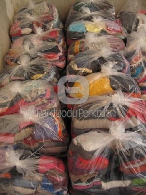 Rūšiuoti dėvėti drabužiai iš Anglijos urmu