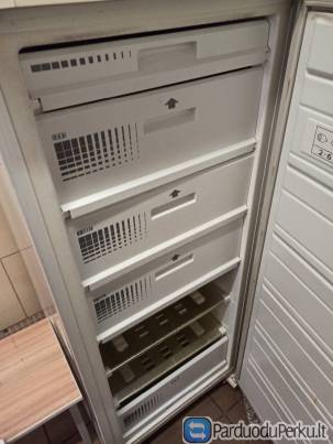 Šaldiklis su lentynomis/stalčiais