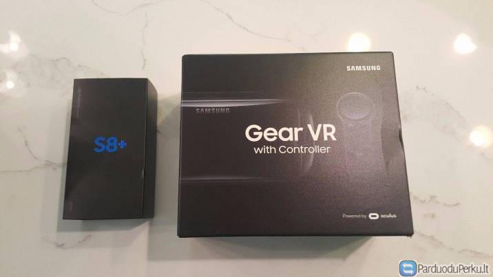 Samsung Galaxy S8+ Gear VR with controller