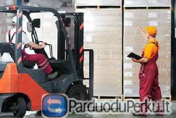 Sandėlio operatorius rinkti užsakymus pagal balso komandą