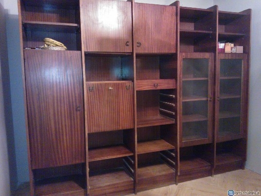 Sekcija, faneruota natūraliu raudonmedžiu