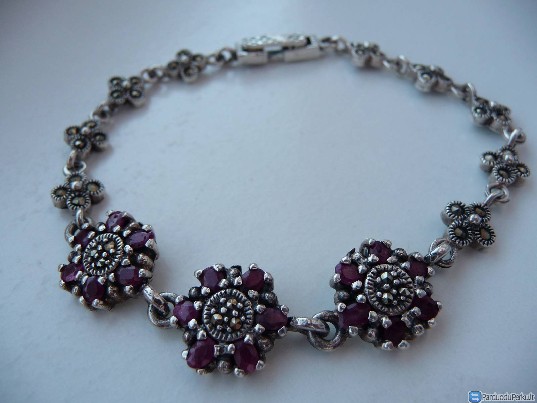 Sidabrinė apyrankė su korundais