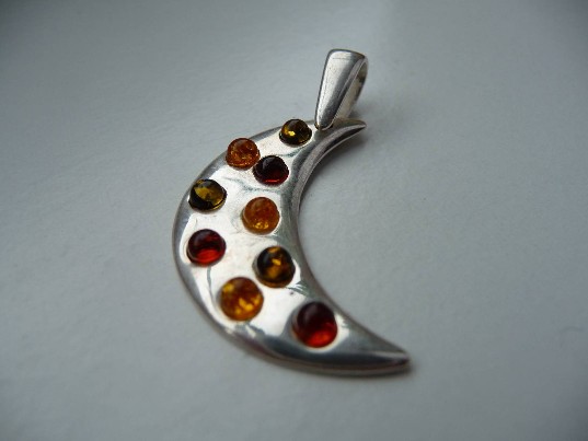 Sidabrinis pakabutis "Gintarinis mėnulis". Naujas.