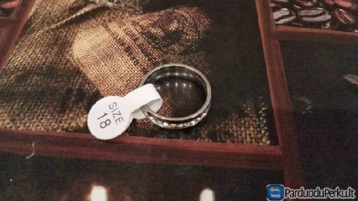 Sidabro spalvos žiedas