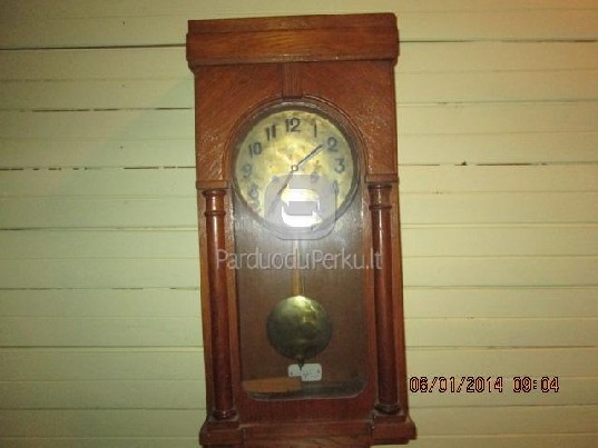 Sieninis senas laikrodis