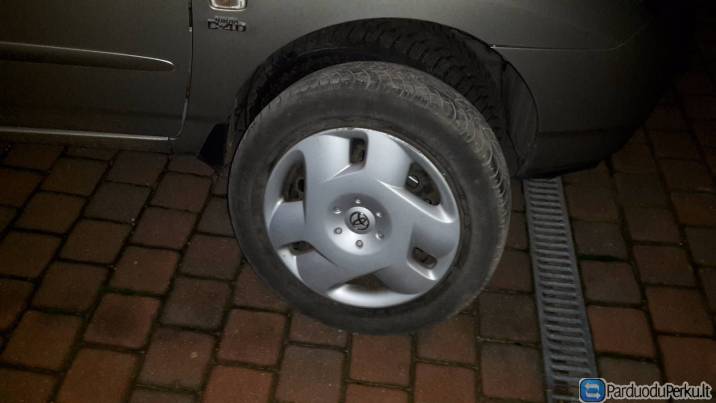 Skardiniai 15 colių Toyota ratlankiai su gaubtais