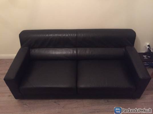 Skubiai! Juoda odinė sofa