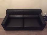 Skubiai! Juoda odinė sofa
