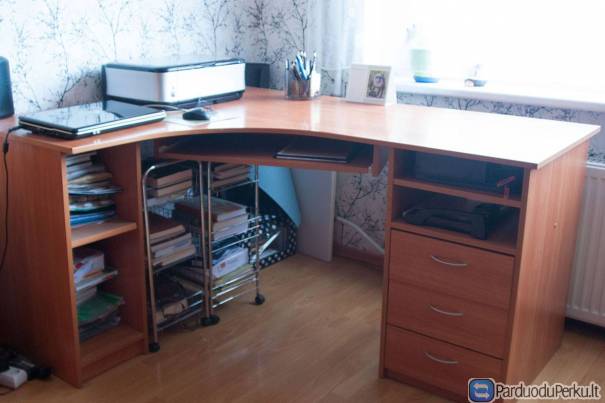Skubiai! Rašomasis stalas ir knygų spinta.