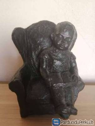 Skulptūra - miegantis berniukas su knyga