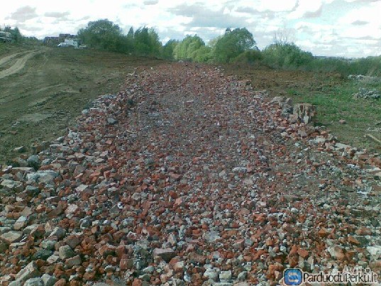 Smulkus statybinis gruzas, puikiai tinkantis kelio, aikstelė