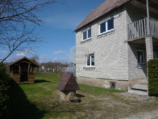 Sodas su mūriniu namu