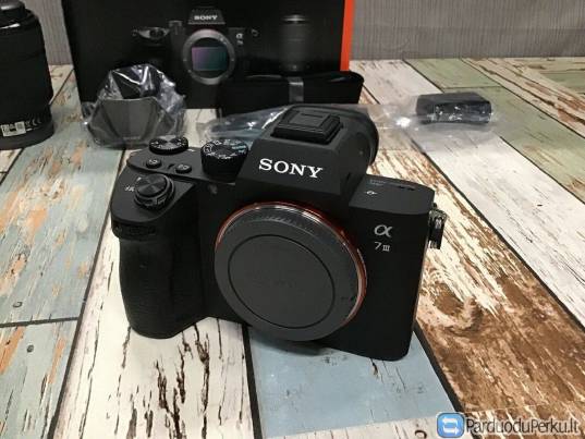 Sony A7 III fotoaparatas su 28–70 mm objektyvu