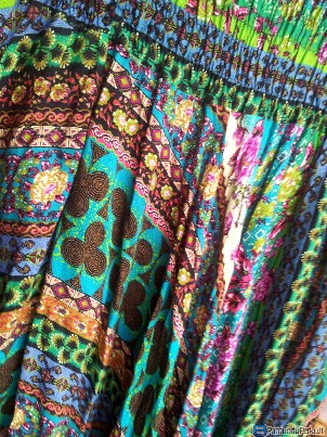 Spalvingas asimetriškas sijonas M-L dydžio