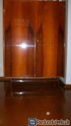 Spinta su veidrodziu ir lentynom