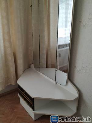 spintelė su veidrodžiu