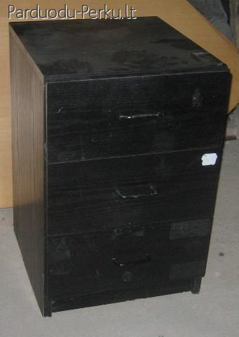 Spintele tvarkinga, juoda, su trim stalciais,