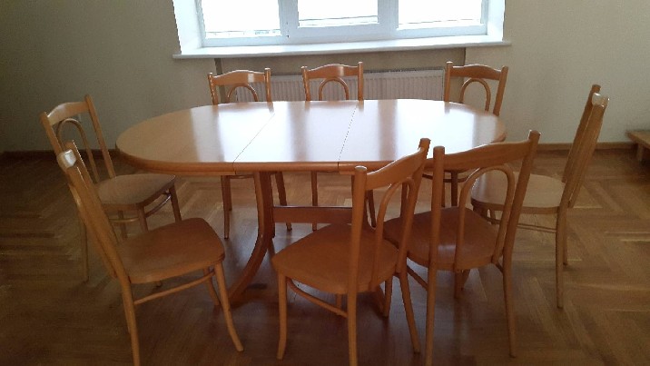 Stalas su 8 kėdėmis
