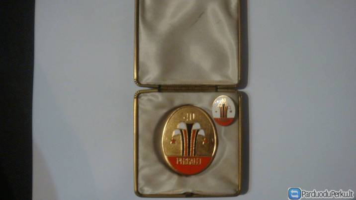 Stalo medalis + ženkliukas dėžutėje.