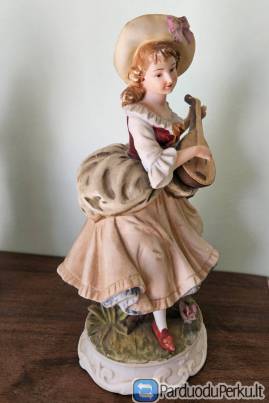 Statulėlė porcelianinė. Muzikantė. Rokoko stiliaus. Japonija.