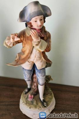 Statulėlė porcelianinė. Puošnus jaunuolis. Rokoko stiliaus.
