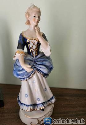 Statulėlė porcelianinė. Rūmų dama. Rokoko stiliaus.
