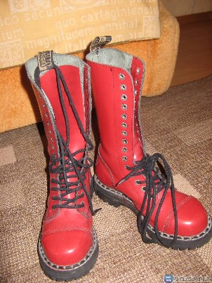 Steel raudoni kerzai