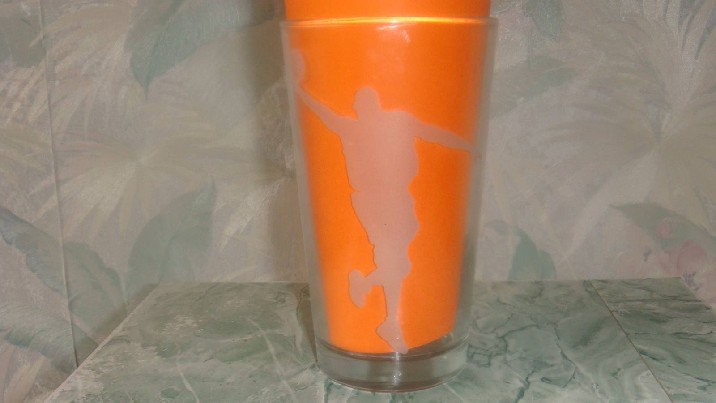 Stiklinės su krepšinio atributika.