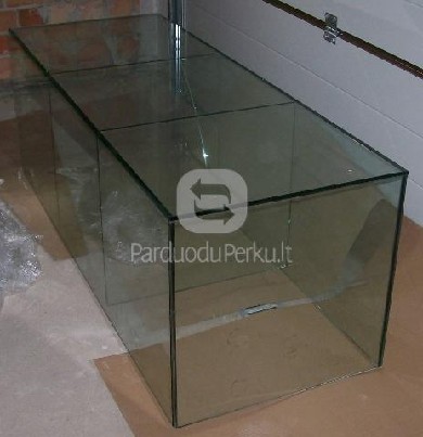 Stiklinis stelazas, apatine dalis yra nuskilusi. Kaina sutar