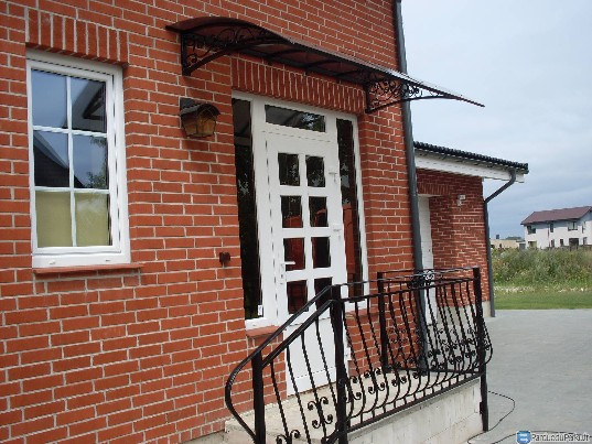 Stogeliai virš durų