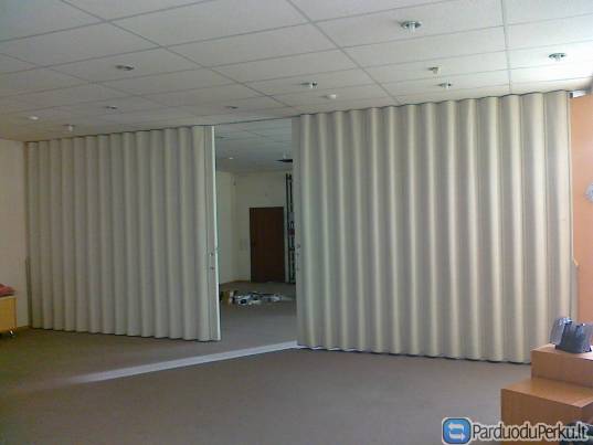 Stumdoma patalpos pertvara (mobili siena)