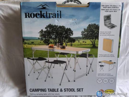 Sulankstomas stovyklavimo stalas su keturiomis taburetėmis