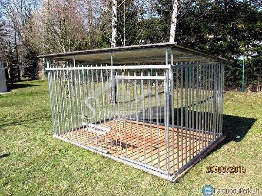 Šunų voljerai iš storų metalinių strypų