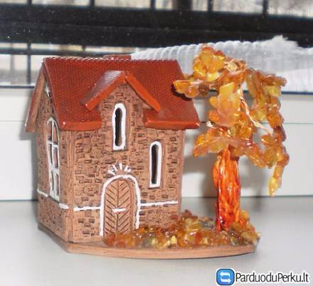 Suvenyras: namas prie pušies. Keramika, gintaras.