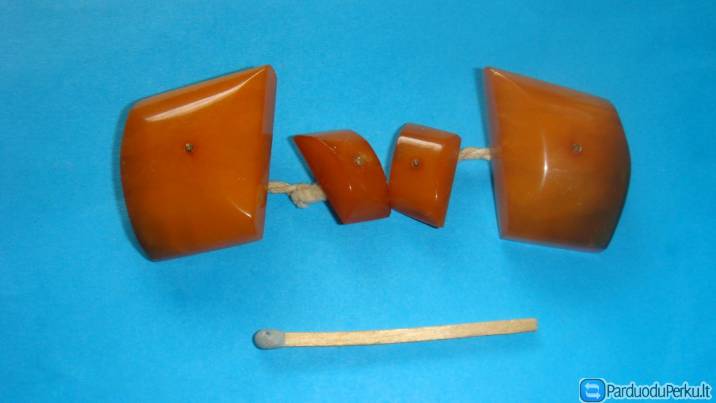 Tarpukario gintariniai rankogalių susegimai.