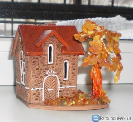 Suvenyrinis namelis su pušimi su gintaro inkrustacijomis Kaunas 10 eu