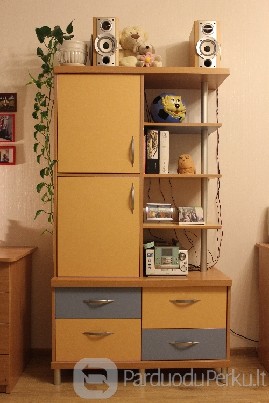 Vaiku kambario lentyna su stalu