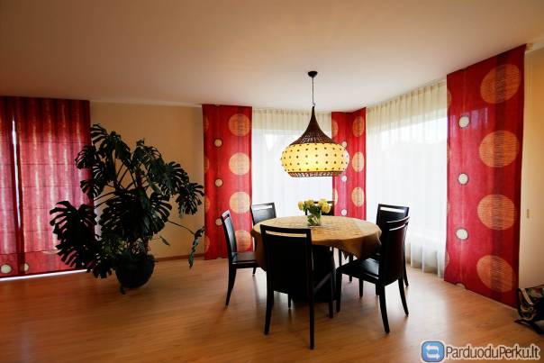 Valgomojo baldai ir šviestuvas