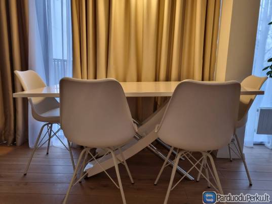 Valgomojo stalas su kėdėmis