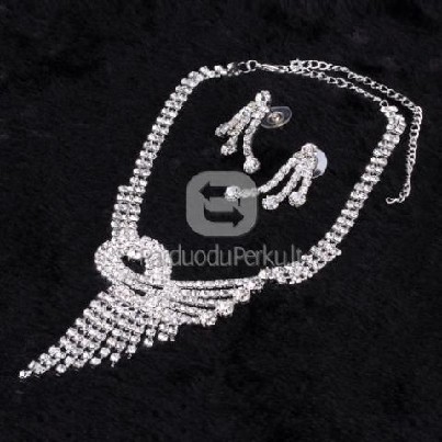 Vėrinys su auskarais