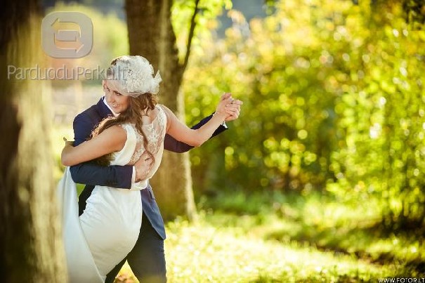 Vestuvinė suknelė su nėriniais