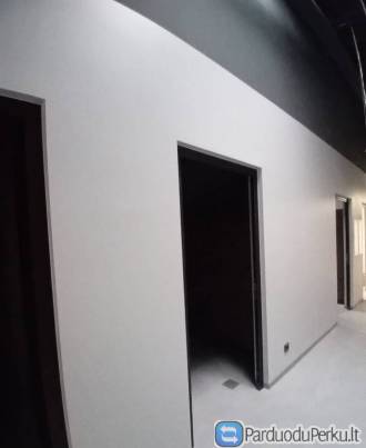 Vidaus sienų tinkavimas kalkiniu cementiniu tinko mišiniu