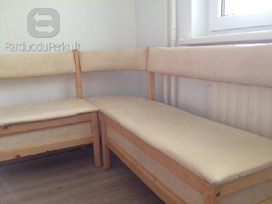 Virtuvinis kampas su stalu