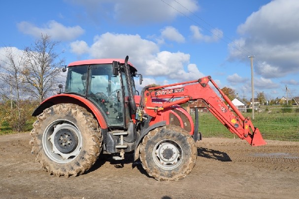 Zetor Fortera su frontaliniu krautuvu