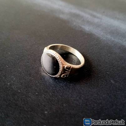 Žiedas su juodu akmeniu – Naujas ir stilingas