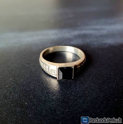 Žiedas su juodu akmeniu – Naujas