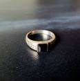 Žiedas su juodu akmeniu – Naujas